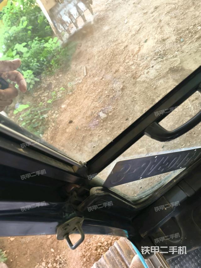 左后方玻璃角標(biāo)（駕駛室部分）