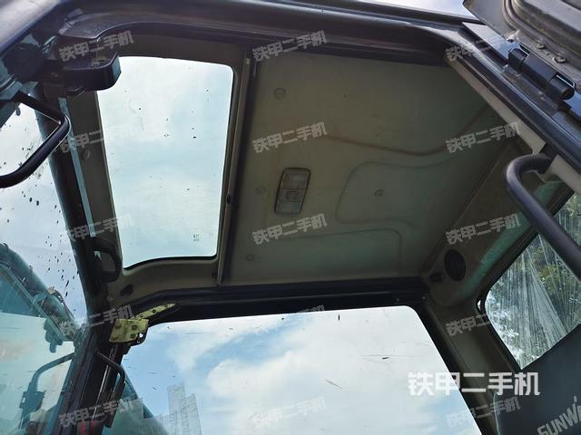 行走控制手柄和踏板?俯拍（駕駛室部分）