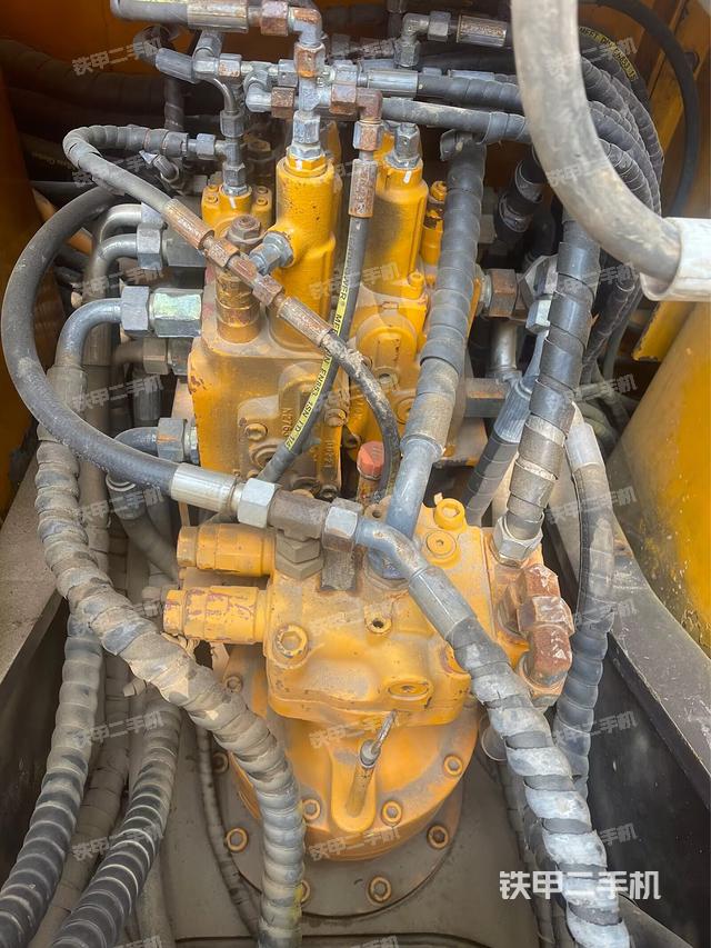 回轉(zhuǎn)馬達(dá)和主控閥（整機(jī)外觀）