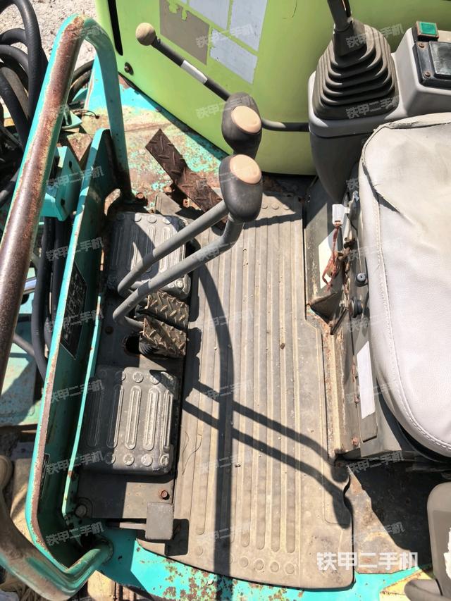 行走控制手柄和踏板?俯拍（駕駛室部分）