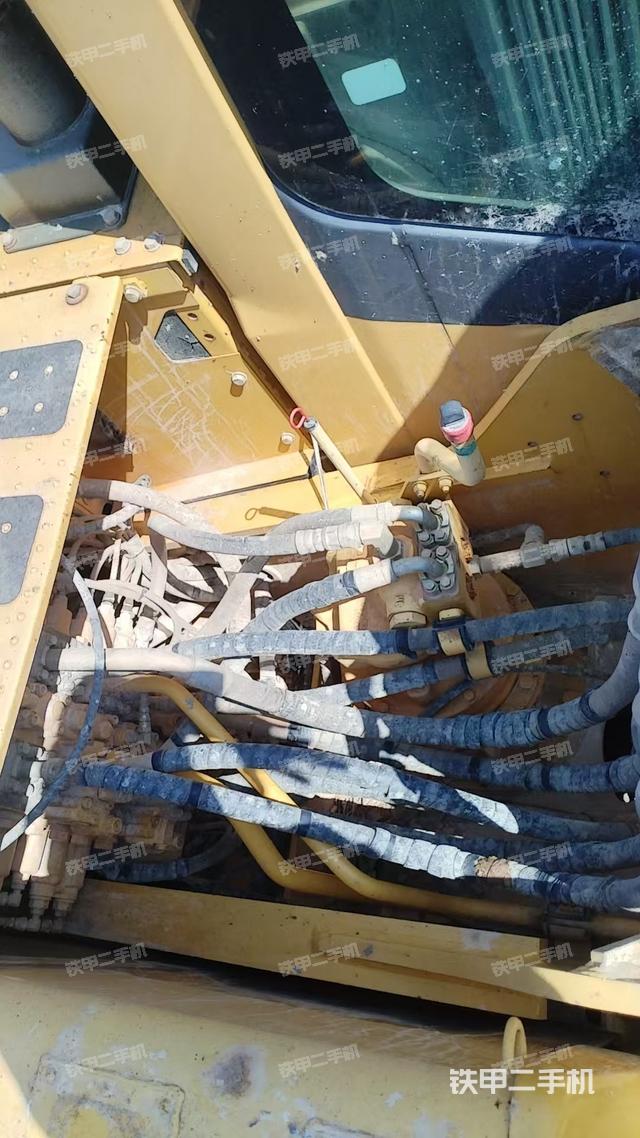 回轉(zhuǎn)馬達(dá)和主控閥(整機(jī)外觀) 回轉(zhuǎn)馬達(dá)和主控閥(整機(jī)外觀)