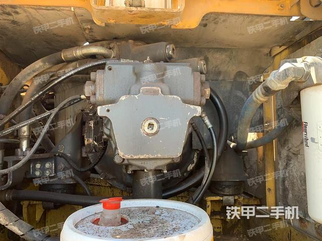 液压泵舱室正面整体（整机外观）