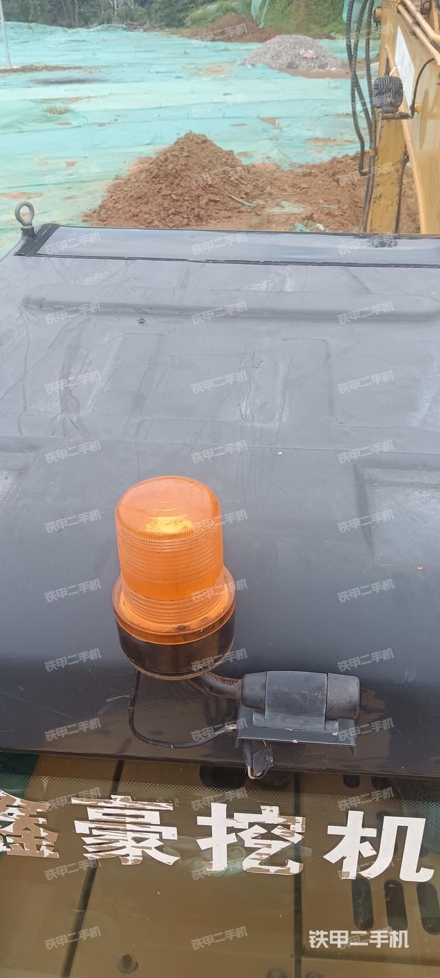 駕駛室頂部(整機(jī)外觀) 駕駛室頂部(整機(jī)外觀)