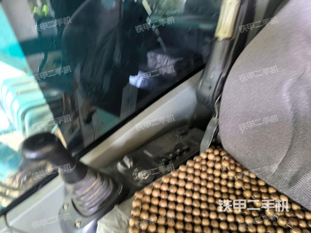 行走控制手柄和踏板?俯拍（駕駛室部分）