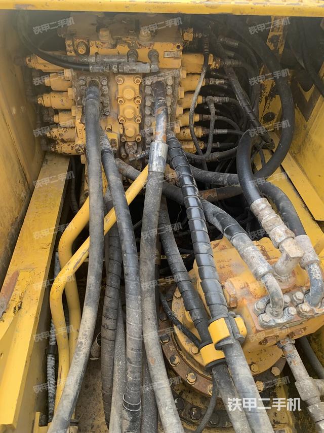 回转马达和主控阀（整机外观）