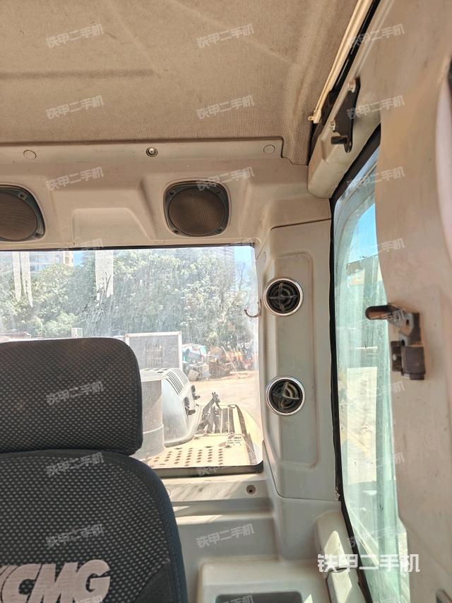 行走控制手柄和踏板?俯拍（駕駛室部分）