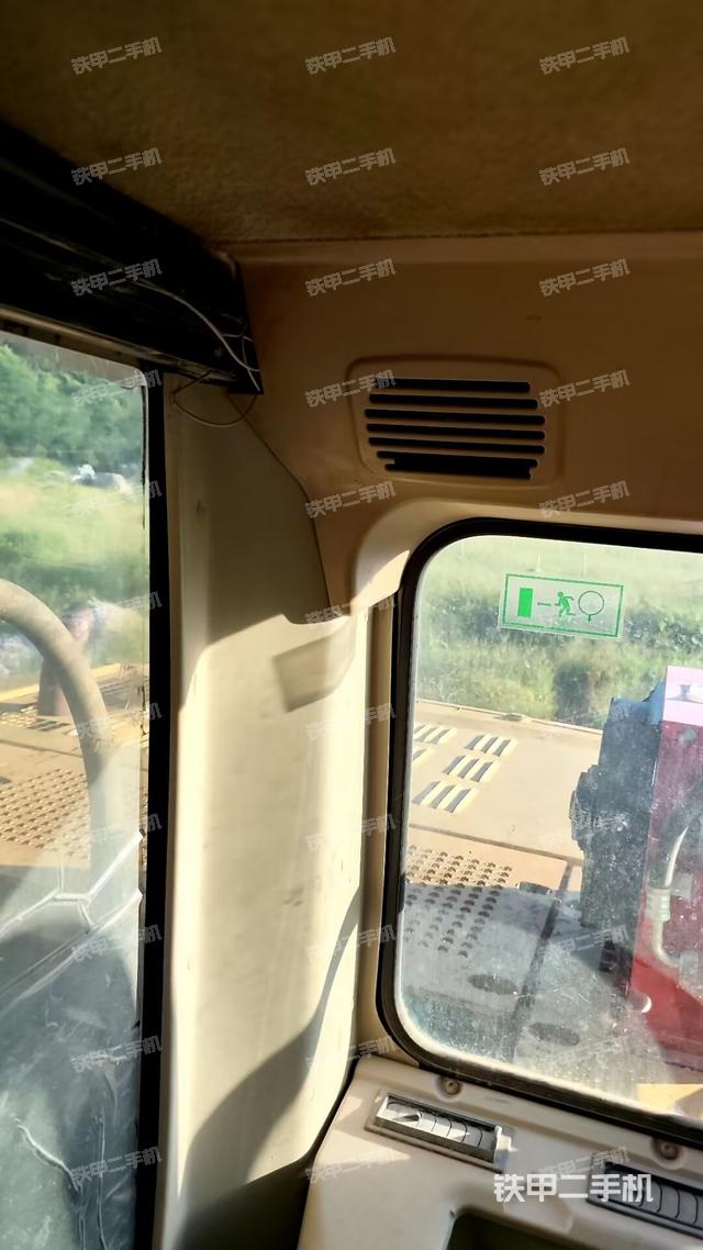 行走控制手柄和踏板?俯拍（駕駛室部分）