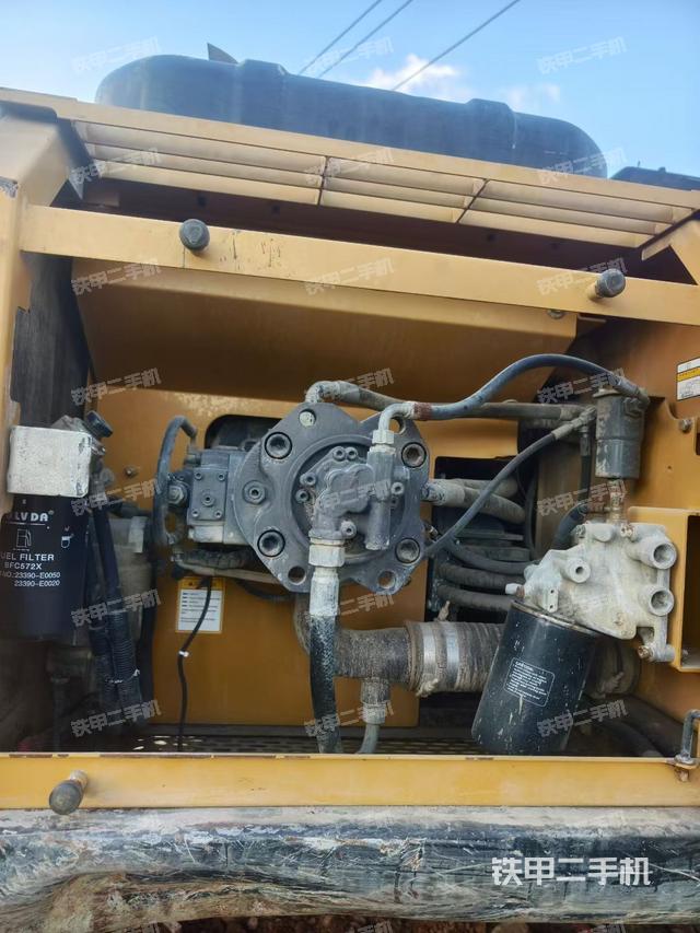 液压泵舱室正面整体（整机外观）