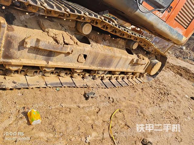 单侧履带整体(整机外观) 单侧履带整体(整机外观)