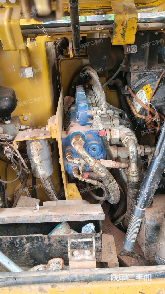 回轉(zhuǎn)馬達(dá)和主控閥（整機(jī)外觀）