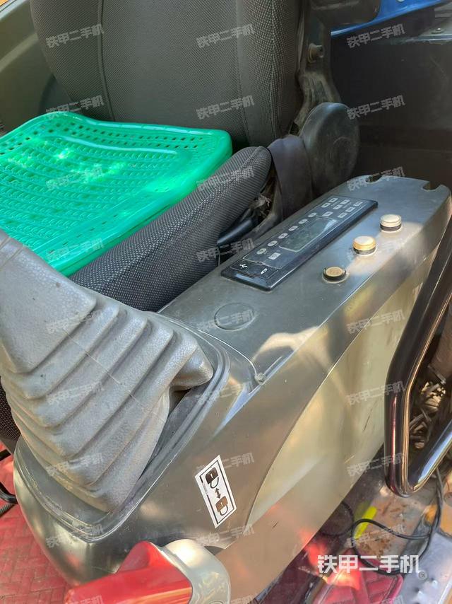 座椅左侧控制台/音响/含左手柄（驾驶室部分）