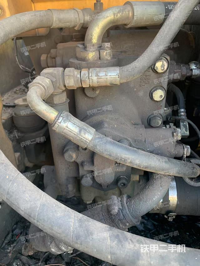 液压泵舱室正面整体（整机外观）