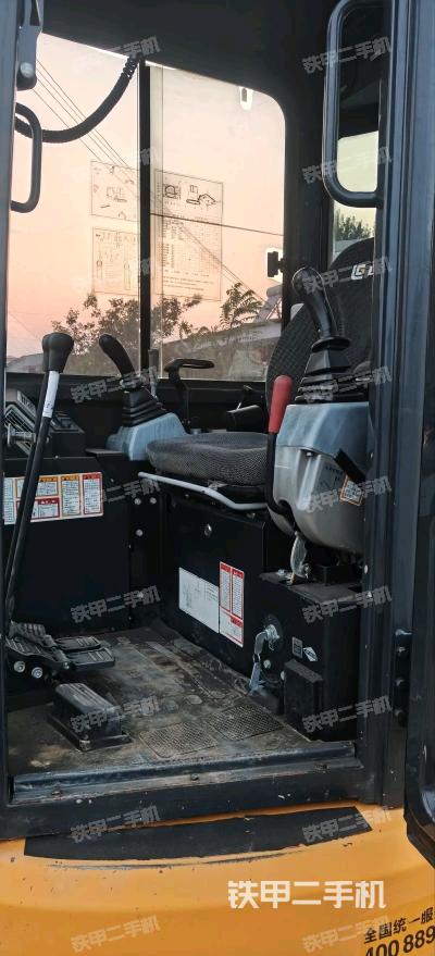 駕駛室頂部（整機外觀）