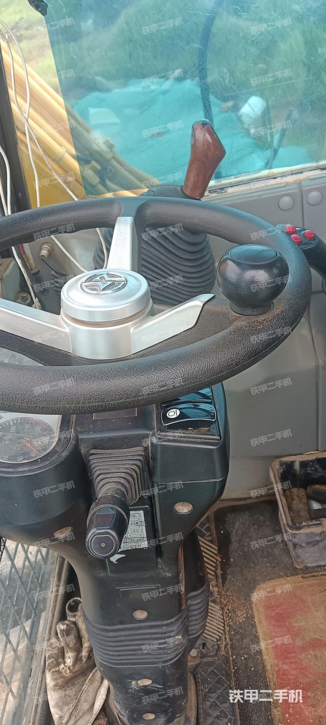 駕駛室整體(整機(jī)外觀) 駕駛室整體(整機(jī)外觀)