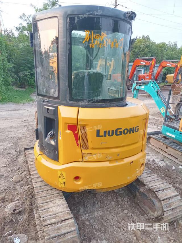 驾驶室顶部(整机外观) 驾驶室顶部(整机外观)