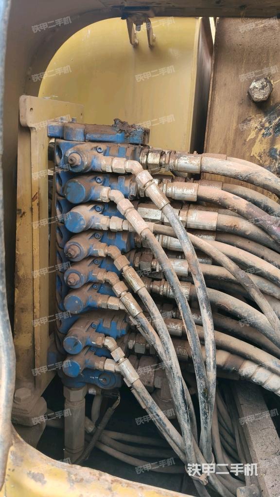 回轉(zhuǎn)馬達(dá)和主控閥（整機(jī)外觀(guān)）