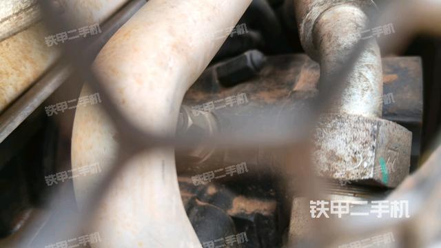 液壓泵艙室正面整體（整機外觀）