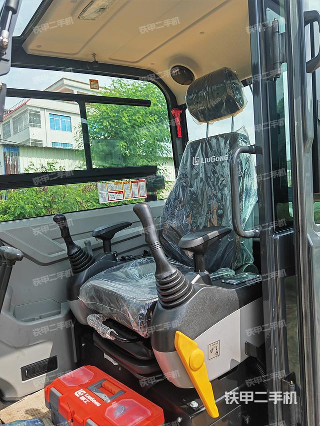 駕駛室整體(整機(jī)外觀) 駕駛室整體(整機(jī)外觀)