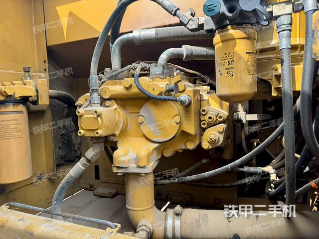 液压泵舱室正面整体（整机外观）