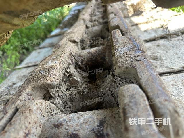 左驅(qū)動輪（行走機構(gòu)）