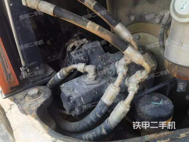 液压泵舱室正面整体（整机外观）