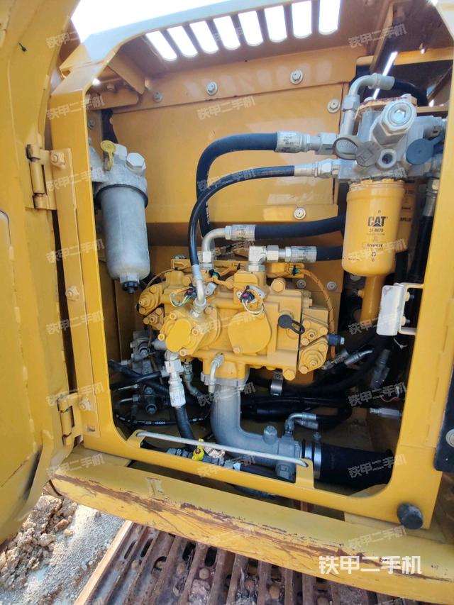 液压泵舱室正面整体（整机外观）