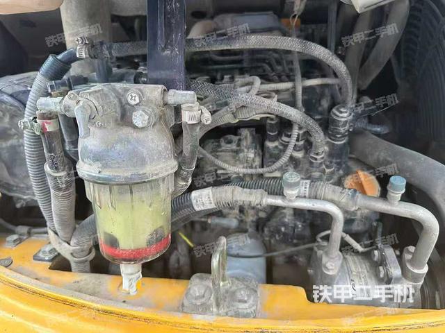 液压泵舱室正面整体(整机外观) 液压泵舱室正面整体(整机外观)