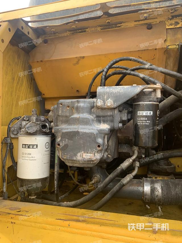 液压泵舱室正面整体（整机外观）