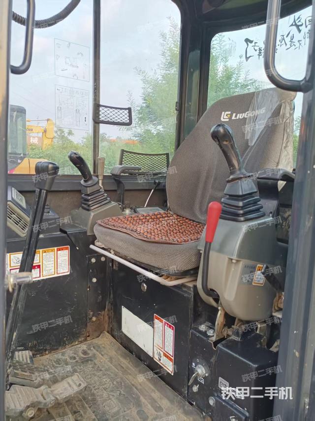 驾驶室整体(整机外观) 驾驶室整体(整机外观)