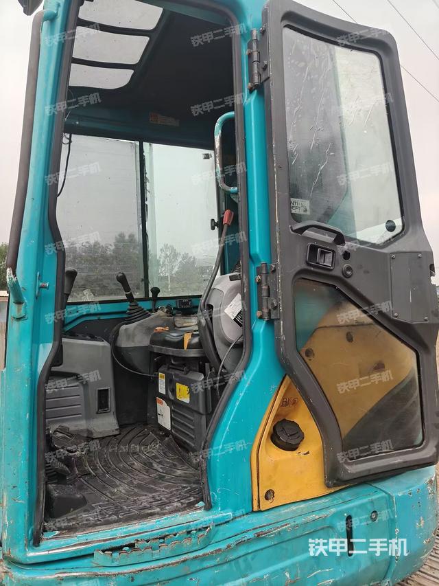 驾驶室顶部（整机外观）