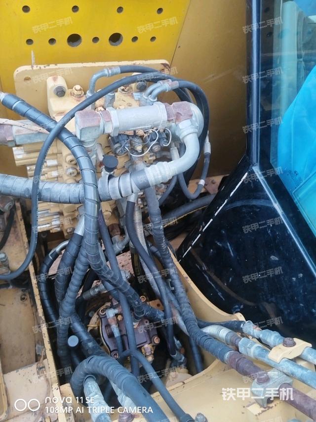 回轉(zhuǎn)馬達(dá)和主控閥（整機(jī)外觀）