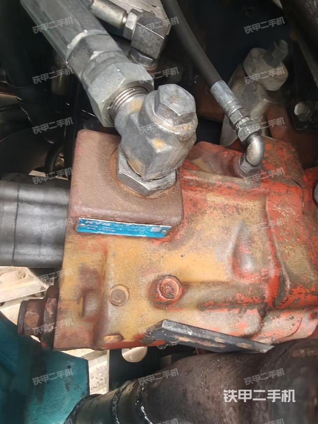 液压泵舱室正面整体（整机外观）