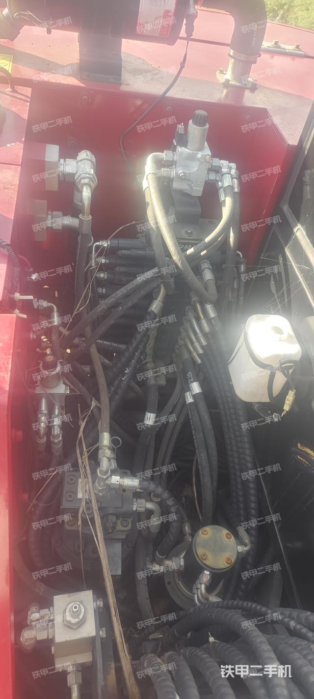 液壓泵艙室正面整體(整機外觀) 液壓泵艙室正面整體(整機外觀)