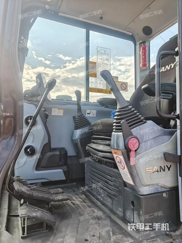 駕駛室頂部（整機(jī)外觀）