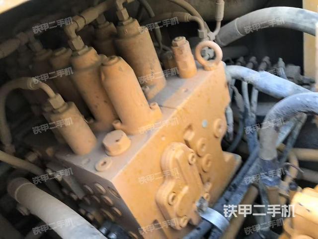 回转马达和主控阀（整机外观）