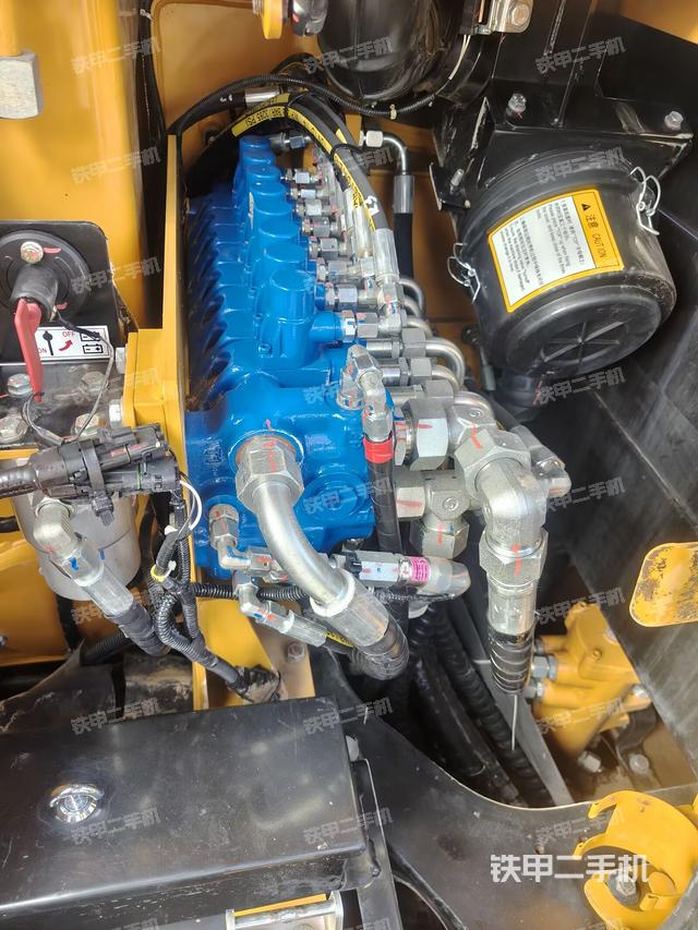 回轉(zhuǎn)馬達(dá)和主控閥（整機(jī)外觀）