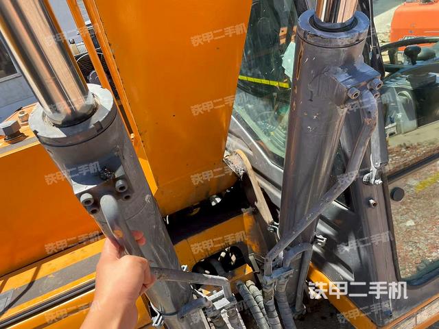 大臂油缸整体 竖拍（工作和回转装置）