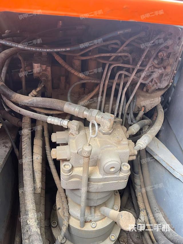 回轉馬達和主控閥（整機外觀）