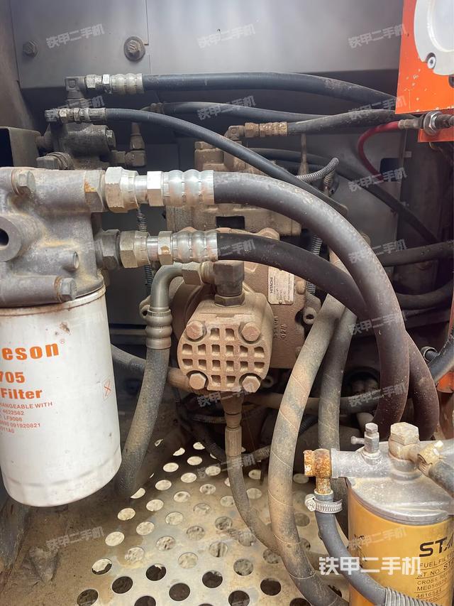 液壓泵艙室正面整體（整機外觀）