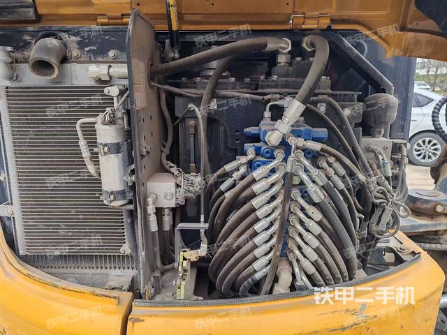 回转马达和主控阀(整机外观) 回转马达和主控阀(整机外观)