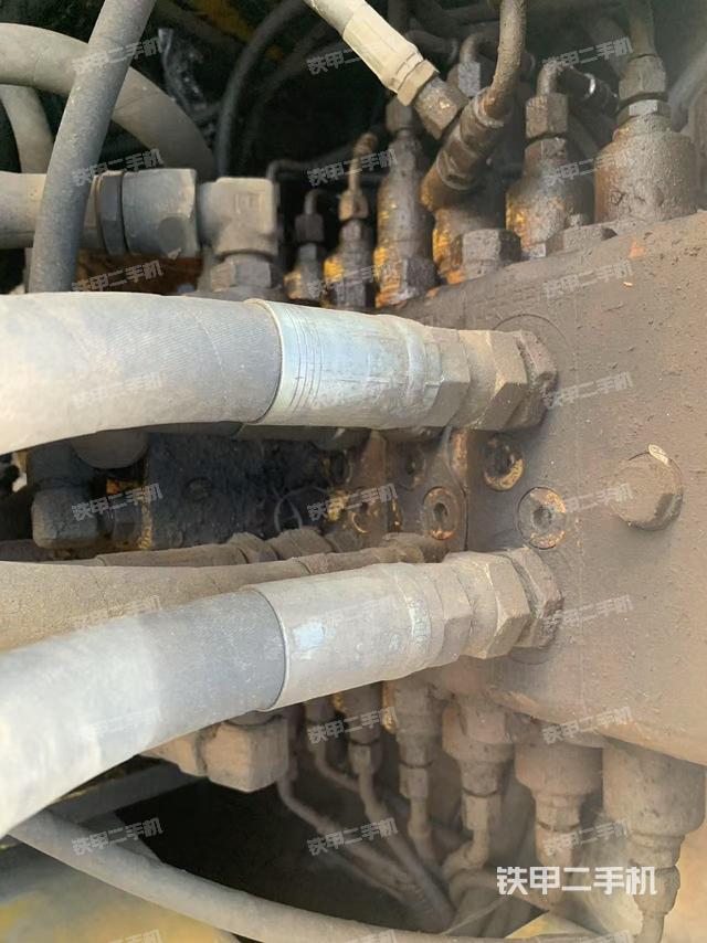 回转马达和主控阀（整机外观）