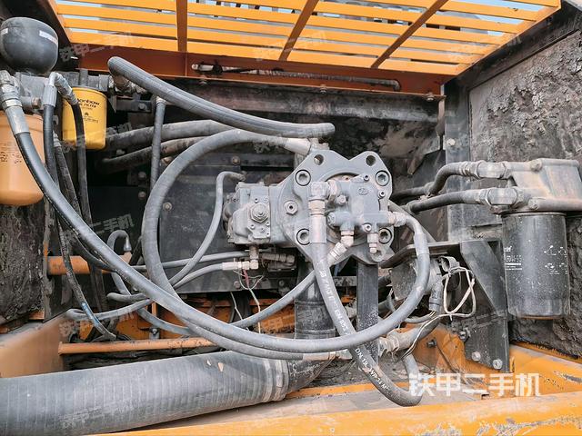 液压泵舱室正面整体（整机外观）