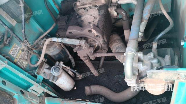 液压泵舱室正面整体（整机外观）