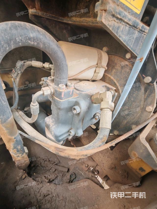 液压泵舱室正面整体（整机外观）