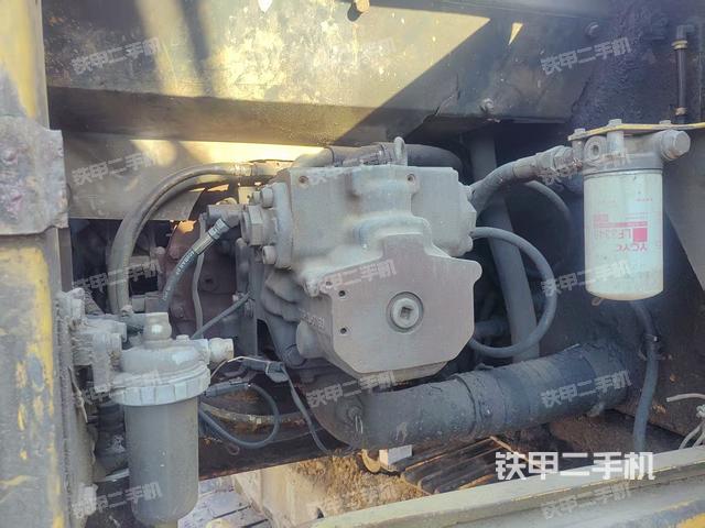 液压泵舱室正面整体（整机外观）