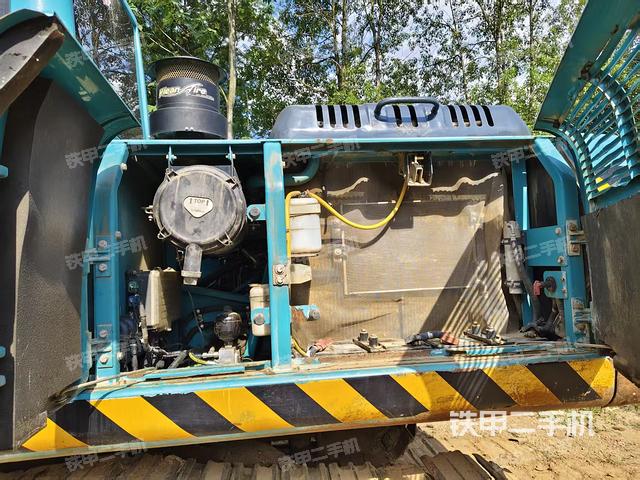 駕駛室頂部(整機外觀) 駕駛室頂部(整機外觀)