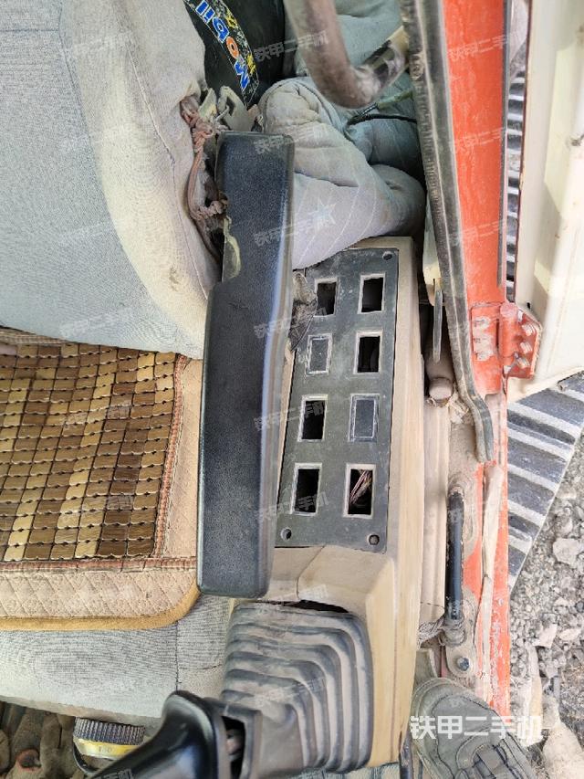 座椅左侧控制台/音响/含左手柄（驾驶室部分）