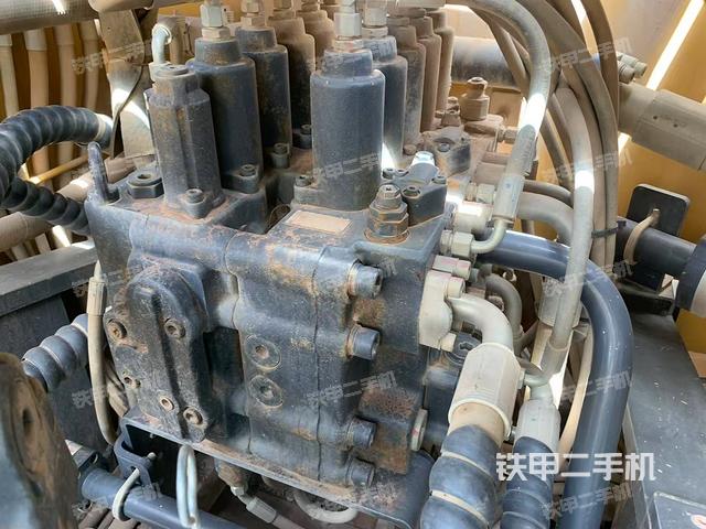 回轉(zhuǎn)馬達(dá)和主控閥（整機(jī)外觀）