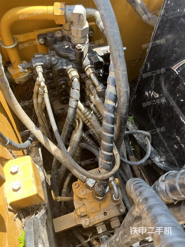 回轉(zhuǎn)馬達(dá)和主控閥（整機(jī)外觀）