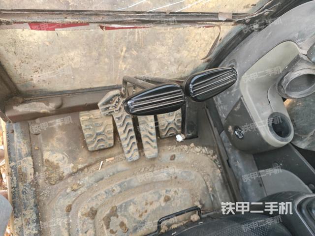 行走控制手柄和踏板?俯拍(駕駛室部分) 行走控制手柄和踏板?俯拍(駕駛室部分)